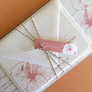 Voorbeeld vintage Hawaïaanse uitnodiging, uitnodigingssuite, roze en gebroken wit, bestemmingshuwelijk, tropische uitnodiging, bloemen