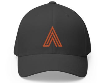 Cappellino con logo geometrico a triplo chevron / Cappello strutturato ricamato