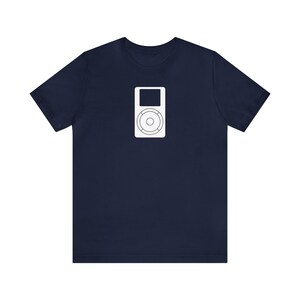 Pode incluir: Uma camiseta azul marinho com um contorno branco de um iPod classic.