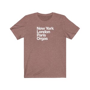 Puede incluir: Una camiseta gris jaspeada con texto blanco que dice "New York London Paris Orgas".