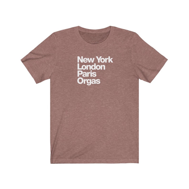 Puede incluir: Una camiseta gris jaspeada con texto blanco que dice "New York London Paris Orgas".
