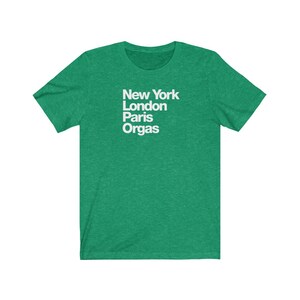 Puede incluir: Camiseta verde con texto blanco que dice "New York London Paris Orgas"
