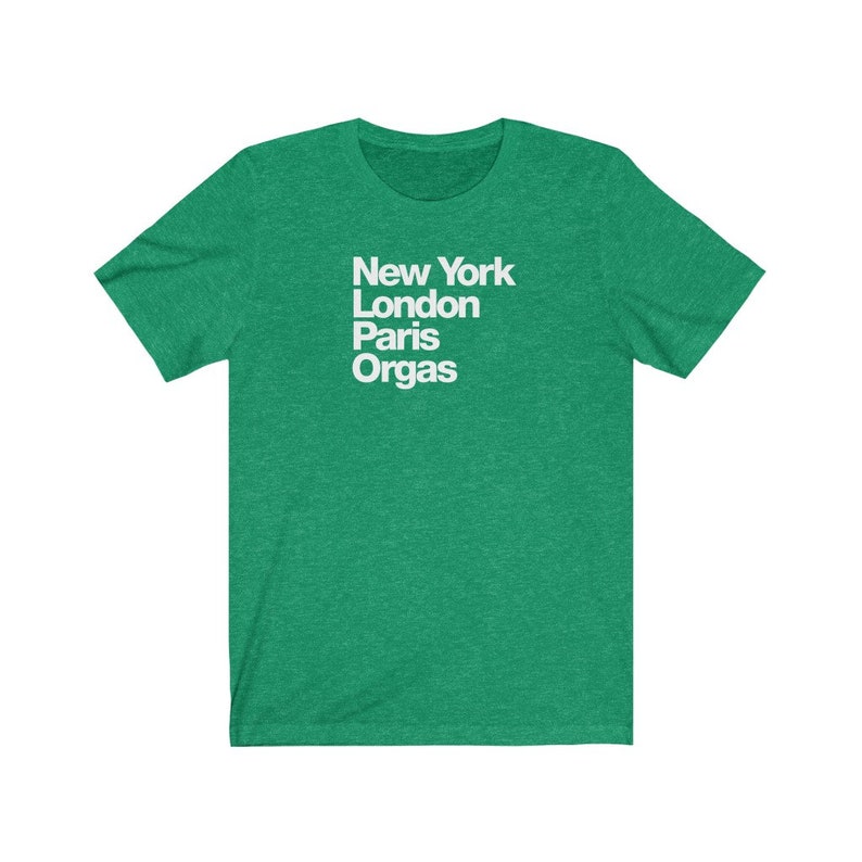 Puede incluir: Camiseta verde con texto blanco que dice "New York London Paris Orgas"
