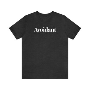 Puede incluir: Una camiseta gris oscuro jaspeada con la palabra "Avoidant" impresa en blanco en la parte delantera.