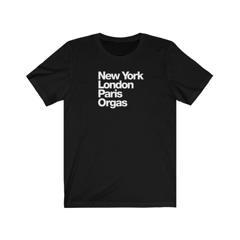 Puede incluir: Camiseta negra de manga corta con texto blanco que dice "New York London Paris Orgas".