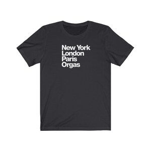 Puede incluir: Camiseta negra con texto blanco que dice "New York London Paris Orgas"