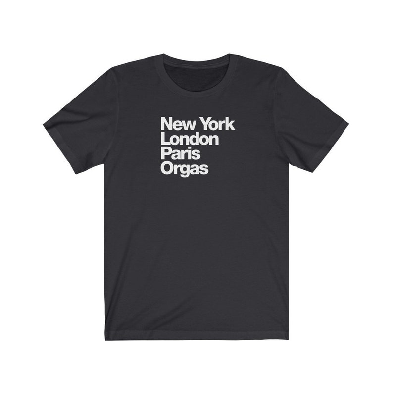 Puede incluir: Camiseta negra con texto blanco que dice "New York London Paris Orgas"