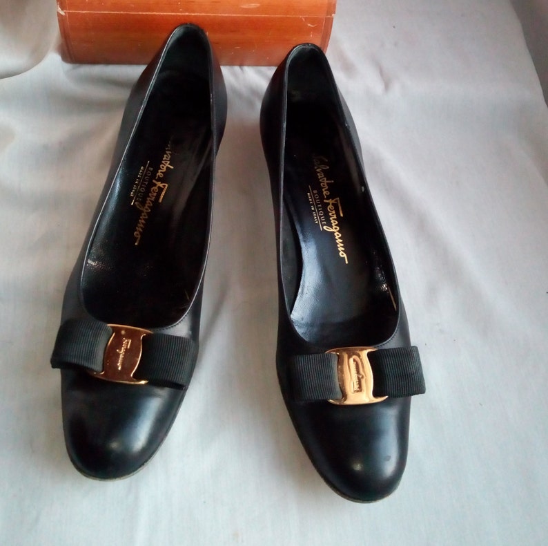 vintage Ferragamo BOW TIE Shoes / taille 8 étroite Eur 38.5 UK5.5 / Cuir Noir made in Italy / Vara Flats 90s image 1