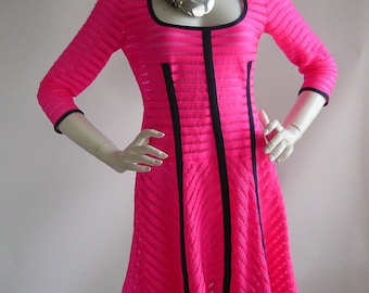 Robe vintage Nanette LEPORE en élasthanne / NEON Shock Barbie Pink Stretch Sheer Designer des années 90 / Taille 6 8 10 USA