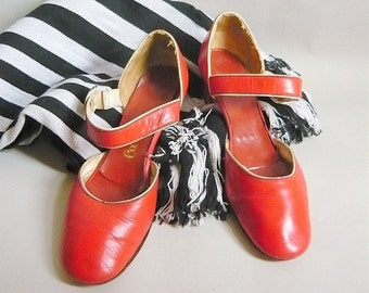 Vintage Red MARY JANE Shoes / size 8 Eu 38 .5 Narrow Width / Genuine 1960s Mod Girly/ Leather Flats