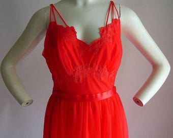 vintage Red VANITY FAIR Nylon Night Gown / taille petit buste 34 36 / Chiffon Lace Satin Ribbon Belt / Spaghetti Strap Goddess 1950s 60s