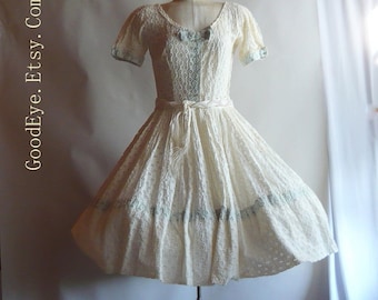 Insolite 50 s Sheer Cotton Petticoat Dress / Petite taille 2 4 6 Taille 26 pouces / Ivoire Blanc Pastel Bleu Garniture / Pleine Jupe Jardin Mariage