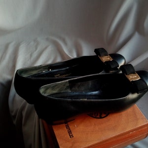 vintage Ferragamo BOW TIE Shoes / taille 8 étroite Eur 38.5 UK5.5 / Cuir Noir made in Italy / Vara Flats 90s image 8