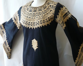 Vintage Dashiki Caftan Maxi Vestido /rango de tamaño 6 8 10 / Boho bordado marroquí Kaftan / 1960s Bell Sleeve Tunic Gold