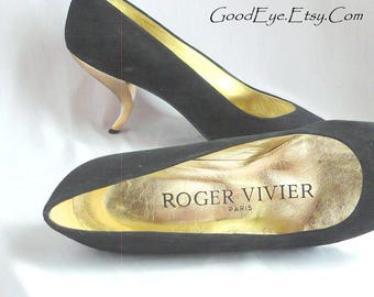 Vintage Roger VIVIER Suede Pumps w Gold Metal Heel / Size 7 B Eu 37 .5 Uk 4 .5 / Suede Leather Shoes Italy 1990s / Kitten Heel