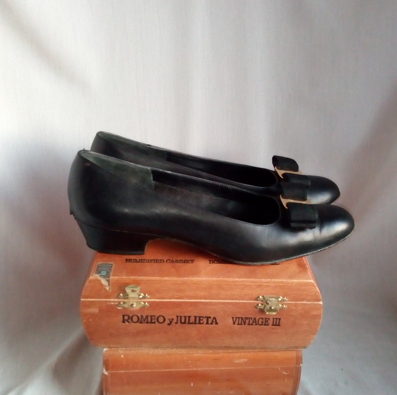 vintage Ferragamo BOW TIE Shoes / taille 8 étroite Eur 38.5 UK5.5 / Cuir Noir made in Italy / Vara Flats 90s image 2