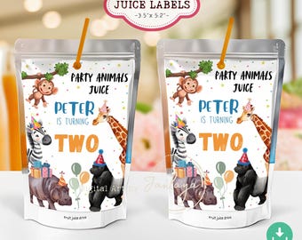 Könnte beinhalten: Zwei Saftbeutel mit orangen Strohhalmen. Jeder Beutel hat ein "Party Animals Juice"-Etikett mit einem Affen, einem Zebra, einer Giraffe, einem Nilpferd und einem Gorilla. Der Text lautet "Peter wird zwei."