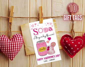 Peut inclure: Dix étiquettes cadeaux roses et blanches avec une canette de soda et un verre de soda à la cerise. Les étiquettes mesurent 5,1 cm sur 8,9 cm et comportent le texte "SODA Always making life sweeter!" et "HAPPY VALENTINE'S DAY! LOVE...SARAH".