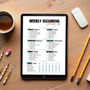 Puede incluir: Una lista de tareas de limpieza semanal en la pantalla de una tableta con un fondo azul claro y texto negro. La lista está dividida en diario, lunes, martes, miércoles, jueves, viernes y sábado. Cada día tiene una lista de tareas de limpieza. La tableta está sobre una mesa de madera con lápices, bolígrafos y un ratón blanco.