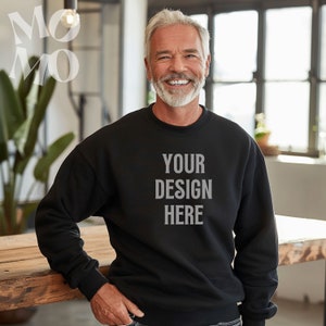 Könnte beinhalten: Ein schwarzer Pullover mit dem Aufdruck "YOUR DESIGN HERE" auf der Vorderseite.