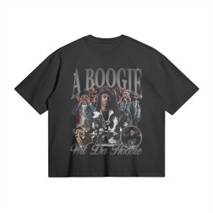 Puede incluir: Camiseta negra con un gráfico de estilo vintage de un rapero con una sudadera con capucha de camuflaje. El gráfico incluye el texto "A Boogie Wit Da Hoodie".