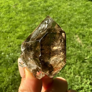 Natürliche Rauchquarz-Spitze der Klasse AAA aus Chonqing/Tiefees Fenster mit Regenbogen/klarem Wasser/Klarkörper/Erdungsenergie/45g/45g/45g/45g