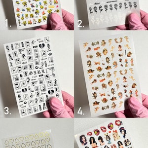 Może przedstawiać: Sześć arkuszy naklejek do paznokci z różnymi wzorami. Pierwszy arkusz przedstawia postacie z kreskówek z animowanego serialu telewizyjnego SpongeBob Kanciastoporty. Drugi arkusz przedstawia czarne i białe róże. Trzeci arkusz przedstawia czarno-białe ilustracje kobiet. Czwarty arkusz przedstawia kolorowe ilustracje aniołów. Piąty arkusz przedstawia złote i czarne serca. Szósty arkusz przedstawia kolorowe ilustracje kobiet z ustami, sercami i innymi wzorami.