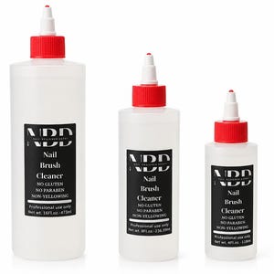 Op de afbeelding: Drie doorzichtige plastic flessen nagelborstelreiniger met rode doppen en witte sproeiers. Elke fles heeft een zwart etiket met witte tekst "Nail Brush Cleaner". De flessen variëren in grootte.