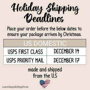 K&ouml;nnte beinhalten: Beige Grafik mit dem Text "Holiday Shipping Deadlines". Es listet die USPS First Class- und Priority Mail-Versandfristen f&uuml;r US-Inlandsbestellungen auf, damit diese bis Weihnachten eintreffen. Enth&auml;lt ein Herz mit der US-Flagge.