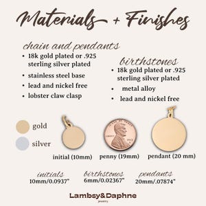 K&ouml;nnte beinhalten: Nahaufnahme einer goldenen und silbernen Anh&auml;nger-Halskette mit verschiedenen Gr&ouml;&szlig;en und Stilen. Die Anh&auml;nger sind mit "initial", "penny" und "pendant" beschriftet. Der Text "Materials + Finishes" befindet sich oben im Bild. Der Text "chain and pendants", "birthstones", "initials 10mm/0.0937", "birthstones 6mm/0.02367" und "pendants 20mm/.07874" ist ebenfalls im Bild enthalten.