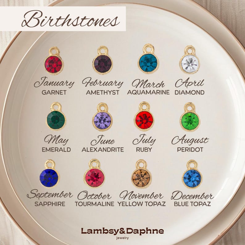 K&ouml;nnte beinhalten: Eine Tabelle mit Geburtssteinen f&uuml;r jeden Monat des Jahres. Die Tabelle zeigt einen goldenen Anh&auml;nger mit einem Edelstein f&uuml;r jeden Monat. Die Edelsteine sind: Granat, Amethyst, Aquamarin, Diamant, Smaragd, Alexandrit, Rubin, Peridot, Saphir, Turmalin, gelber Topas und blauer Topas.