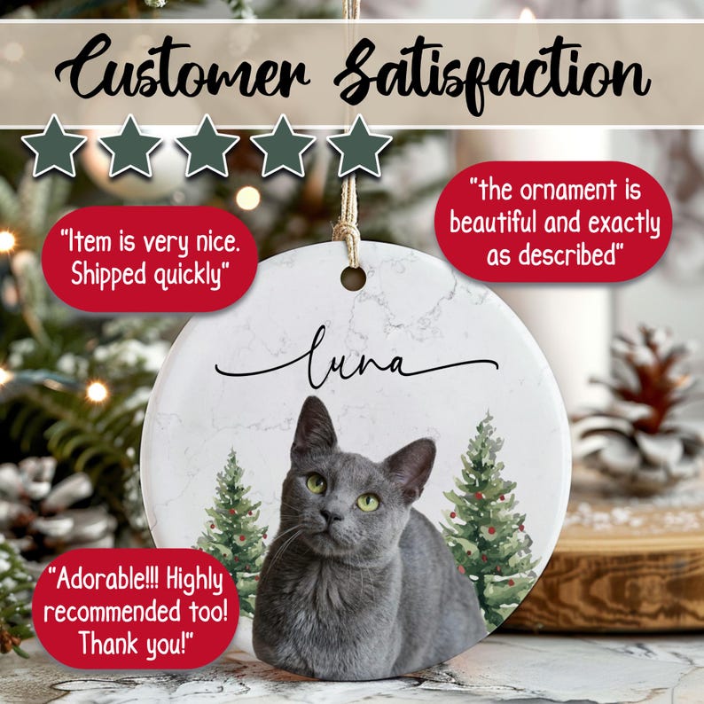 K&ouml;nnte beinhalten: Runder Keramikschmuck mit einer grauen Katze und dem Namen "Luna". Der Schmuck hat einen marmorierten Hintergrund und kleine Weihnachtsb&auml;ume. Er wird an einer Schnur aufgeh&auml;ngt. Der Text "Customer Satisfaction" ist sichtbar.