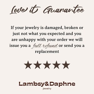 K&ouml;nnte beinhalten: Eine Zufriedenheitsgarantie f&uuml;r Schmuckk&auml;ufe. Der Text lautet "Love it Guarantee" und erkl&auml;rt, dass Kunden, die mit ihrer Bestellung nicht zufrieden sind, eine volle R&uuml;ckerstattung oder einen Ersatz erhalten. Der Text enth&auml;lt auch eine F&uuml;nf-Sterne-Bewertung und den Firmennamen "Lambsy&Daphne jewelry".