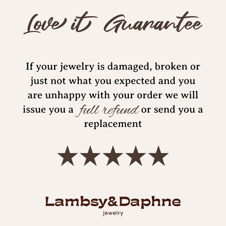 K&ouml;nnte beinhalten: Eine Zufriedenheitsgarantie f&uuml;r Schmuckk&auml;ufe. Der Text lautet "Love it Guarantee" und erkl&auml;rt, dass Kunden, die mit ihrer Bestellung nicht zufrieden sind, eine volle R&uuml;ckerstattung oder einen Ersatz erhalten. Der Text enth&auml;lt auch eine F&uuml;nf-Sterne-Bewertung und den Firmennamen "Lambsy&Daphne jewelry".