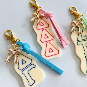 Porte-clés sororité avec breloque noeud l Porte-clés lettres grecques verticales personnalisées l breloque de sac sororité l Petit cadeau sororité l Grand cadeau