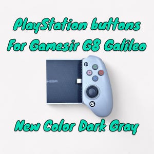 Puede incluir: Un conjunto de botones de PlayStation gris y negro para el mando Gamesir G8 Galileo. El texto "New Color Dark Gray" está impreso debajo del mando.