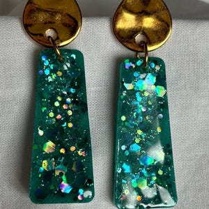 Women&#39;s earrings, emerald green color, in resin with glitter, gold-plated findings, handmade jewelry, personalized gift