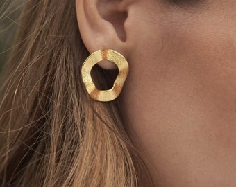 Wavy circle earrings