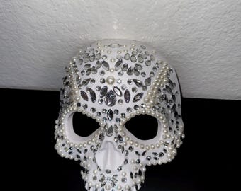 Máscara de calavera con diamantes de imitación y perlas: disfraz glamoroso para Halloween