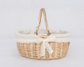 Cesta de picnic de mimbre vintage con forro de encaje: decoración rústica tejida a mano