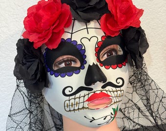 Máscara de calavera de azúcar del Día de los Muertos con velo de rosas rojas y negras