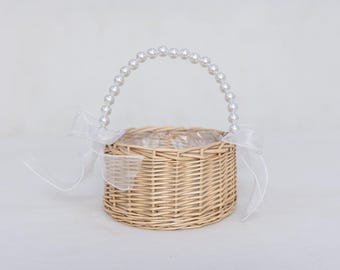 Elegante canasta de mimbre para niña de las flores: asa de perla sintética y lazos de organza.