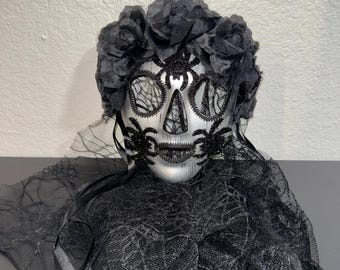 Máscara gótica de calavera con rosa negra y velo de encaje: disfraz de Halloween