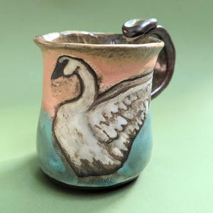 Ręcznie malowany ceramiczny kubek z łabędziem trębaczem – 10 uncji, ręcznie robiony, naturalny kubek do picia