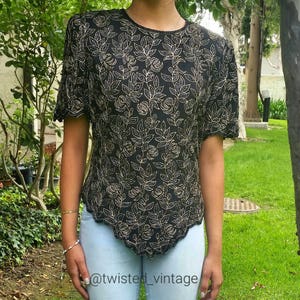 Vintage LAURENCE KAZAR Blusa bordada con cuentas Festoneado V Hem Black Gold Party Top S M