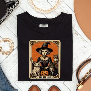Comfort Colors® Divertida camiseta de cartas de tarot Camiseta para amantes de los gatos Tarjeta de tarot vintage Camisas de academia oscura Regalo de mamá de gato Camiseta gráfica de otoño