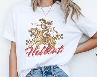 Camiseta vintage de tigre Hellcat / Camiseta con gráfico retro de gato montés / Camiseta retro de vaquera occidental / Regalo de tigre estético atrevido / Regalo para amantes de los tigres