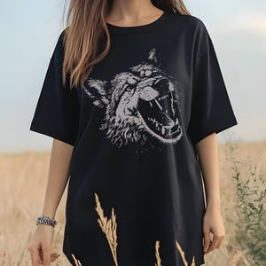 T-shirt graphique Loup | T-shirt au design animalier audacieux pour les amoureux de la nature | chemise d&#39;art animalier pour les amateurs de plein air | Cadeau unique pour amoureux des loups