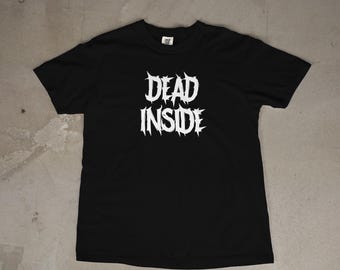 Maglietta Dead Inside / Maglietta grafica gotica divertente / Maglietta estetica dark humor / Maglietta unisex grunge alternativa / Maglietta minimalista sarcastica