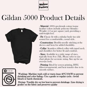 以下が含まれることがあります： 黒い Gildan 5000 Tシャツ。素材、フィット感、構造、襟、サイズ、印刷に関する製品の詳細が記載されています。テキストには、重量、ステッチ、サイズに関する情報が含まれています。画像には、洗濯と乾燥の指示も含まれています。